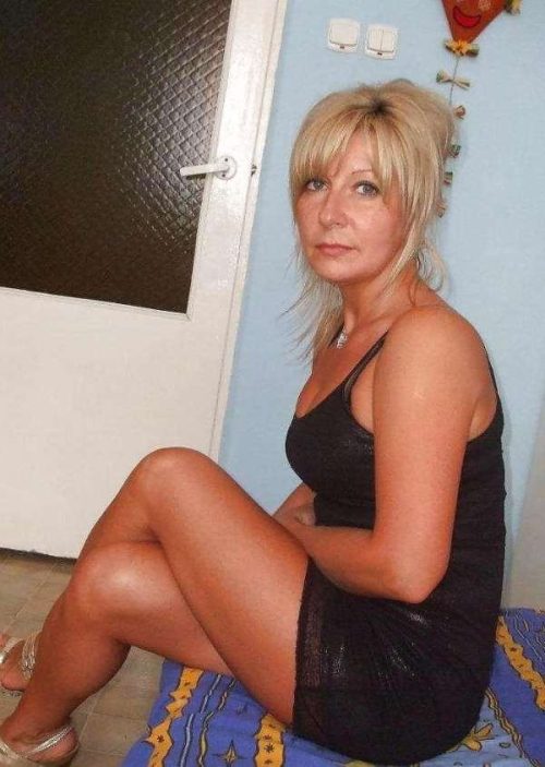 Dijon: Cougar dijonnaise en chaleur veut se faire défoncer par un beau jeune homme.