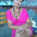 Germaine de Colmar encore sexy pour ses 59 ans a envie de passer du bon temps avec un homme plus jeune
